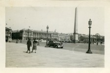 WW2..Véhicule allemand place de Concorde drapeaux Svastikas miroir toit à Paris