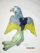 SUPERBE  OISEAU MURAL ANCIEN -PERRUCHE EN PORCELAINE POLYCHROME -DECO 