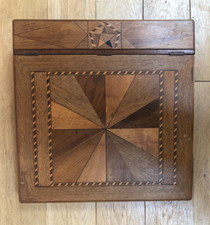 ancien Ecritoire en marqueterie artisanale à décor géométrique / 45 x 45 x 10 cm