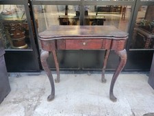 TABLE DE JEU ANCIENNE. STYLE CHARLES III. BOIS DE NOYER. ESPAGNE. XVIIIE SIÈCLE.
