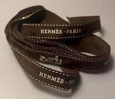 RUBAN HERMÈS PARIS MARRON LETTRES BLANCHES AVEC LA CALÈCHE LONGUEUR 2,03 mètres
