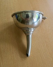 Entonnoir à vin en étain