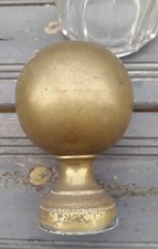 Boule de cage d'escalier en laiton à visser.