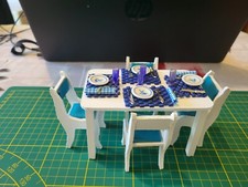 table + 4 chaises en bois 1:12 pour maison de poupées fait main