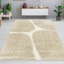 Tapis moderne à poils longs surface douce design élégant avec des lignes beige
