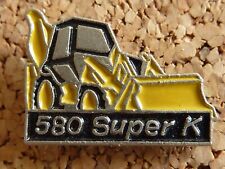 pin's pins badge automobile.  tracteur. CASE POCLAIN 580 SUPER K