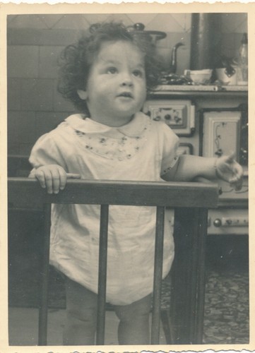 Snapshot 1943 enfant debout