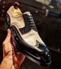 Chaussures habillées Derby à lacets en cuir noir et beige pour hommes fabriquées