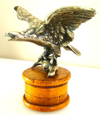 MASCOTTE VOITURE ANCIENNE, AIGLE CHASSEUR, AILES DEPLOYEES, METAL ARGENTE, BOIS
