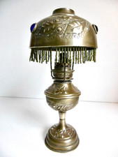 ANCIENNE LAMPE À PÉTROLE EN LAITON AVEC CABOCHONS DITE "LA PARISIENNE"
