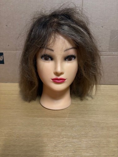 Tête coiffer - tête, a