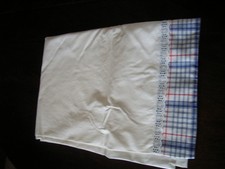 drap de lit bébé bordé carreaux bleus et broderie anglaise 115x168cm