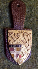 PUCELLE INSIGNE SUR CUIR 23° REGIMENT INFANTERIE FONTENOY DRAGO PARIS BADGE