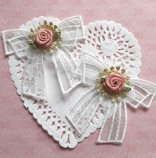Applique noeud blanc en organza et rose en satin vendu par 2 de 6,50 cm de large