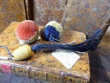 LOT DE 2 POMPONS ET UNE