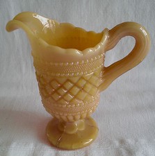 Opaline de foire : pichet en