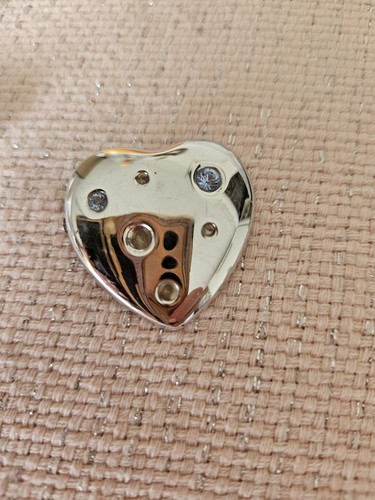 Broche cœur signée yves - broche,