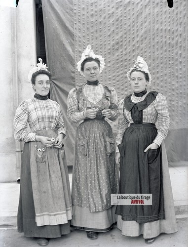 Femmes costume régional - en,