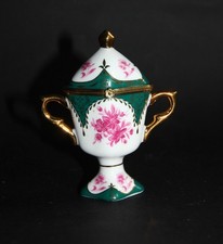 Vase avec couvercle et anse