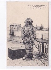 LA PALLICE-ROCHELLE: un scaphandrier en tenue pour la plongée - très bon