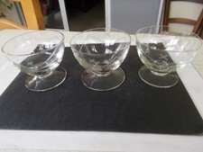 3 coupes à champagne gravées, en verre cristal.