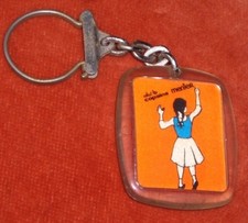 Porte-clés key ring CHOCOLAT MENIER FILLETTE Ecolière ORANGE figurine COPAINS 