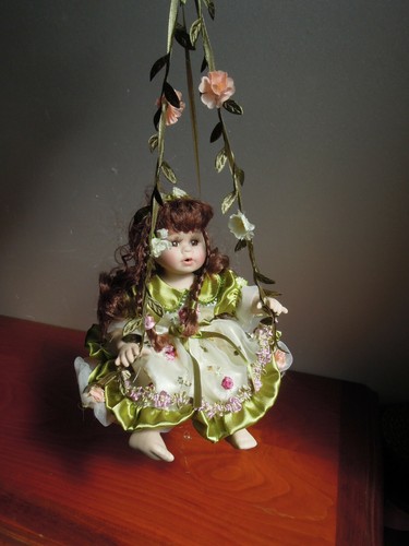 Poupée porcelaine sur une - sur,