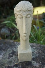 MO08  FIGURINE STATUETTE