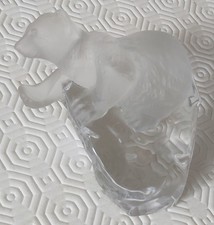sujet zoomorphe en verre moulé et verre opalescent figurant un ours, non signé