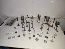 JOUEF HO LOT DE  20 PANNEAU DE SIGNALISATION + 10  POTEAU ELECTRIQUE + VRAC