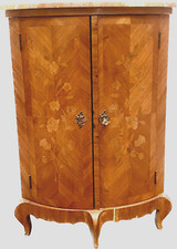 Encoignure galbée de style