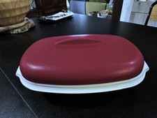 TUPPERWARE OVALE OU LEGUMIER MICRO ONDE ROUGE BORDEAU AVEC COUVERCLE ET PASSOIRE