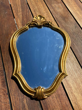 Miroir doré en bois avec fronton coquille
