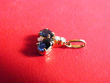 PENDENTIF OR 18 K COMPOSE DE 2 SAPHIRS ET 3 DIAMANTS. 0,80 GRAMME.