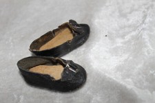 Petite paire de Chaussures de poupée de petite taille vernis noir à boucles