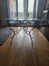 une table de salle a manger en verre