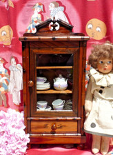 POUPÉE ANCIENNE, BONNETIÈRE/ VITRINE ANCIENNE en BOIS imitation bambou fin XIXe