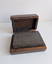 Ancienne pierre à affuter/aiguiser dans sa boîte