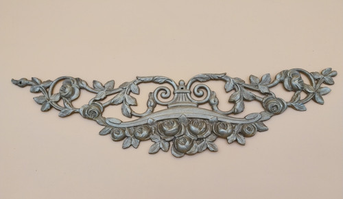 Fronton bronze roses ornements