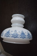 Globe, verrine, abat-jour opaline blanche décor frise bleue