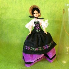 Poupée folklorique régionale