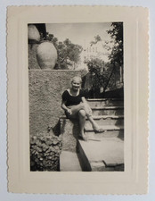 Jeune femme fume clope escaliers soleil - Photo vintage snapshot