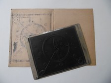 ANCIEN TAMPON ENCREUR SCOLAIRE . LA BOUSSOLE / ORIENTATION. PLAQUE TAMPON . RARE