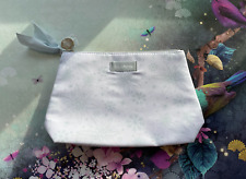 Clarins – Grande pochette à maquillage motif fleurs et flocons