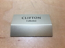 Nouveau - Plaque BAUME & MERCIER - Modèle CLIFTON - Métal - 5 x 3 cm - Neuf