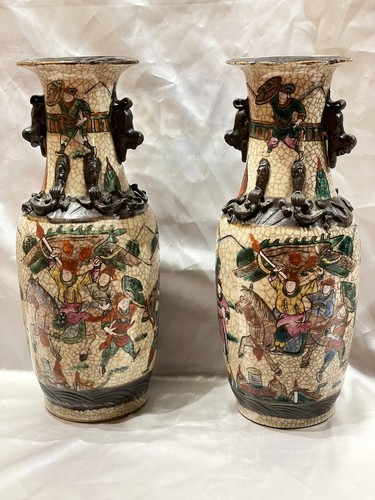 Une paire vases en - une,