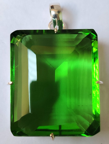 Pendentif coupe émeraude