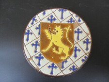 ANCIENNE ASSIETTE AUX ARMOIRIES BLASON DECOR EMAUX LION SUR BOUCLIER ESPAGNE ?