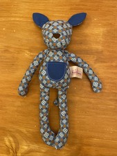 POMMETTE  DOUDOU Peluche CHIEN LOUP TISSU BLEU ORANGE FLEUR 28 CM ETAT NEUF