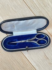 Charmants petits ciseaux de